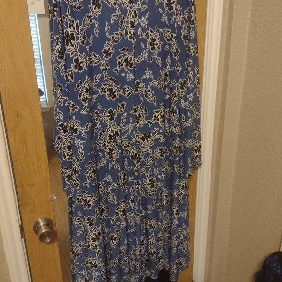 Beautiful wrap style dress - Picture 2 of 6